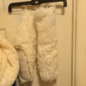 Source Unknown Cream Fuzzy Slippers Size 7